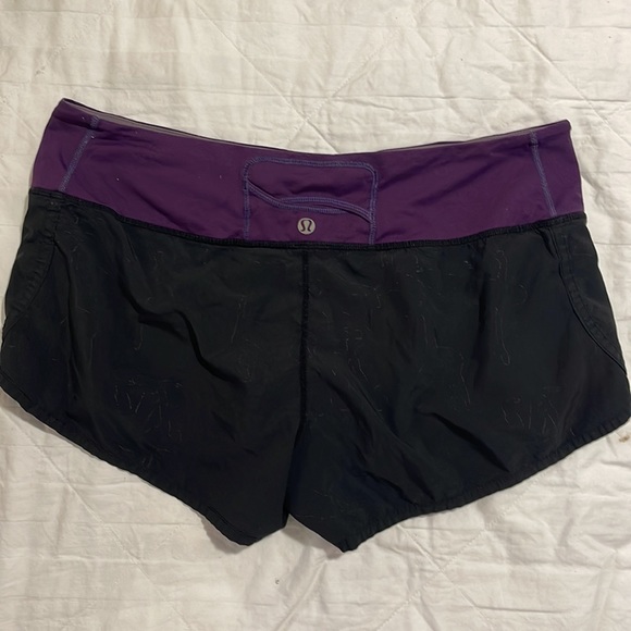 Lululemon running short in size 6 - Picture 2 of 5